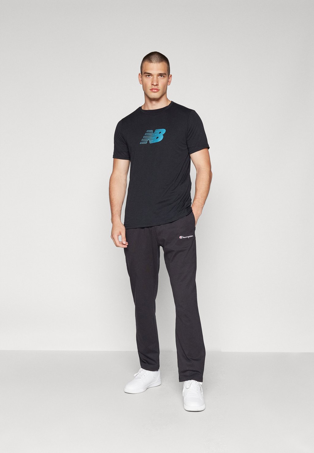 

Спортивная футболка LIGHTWEIGHT GRAPHIC New Balance, черный