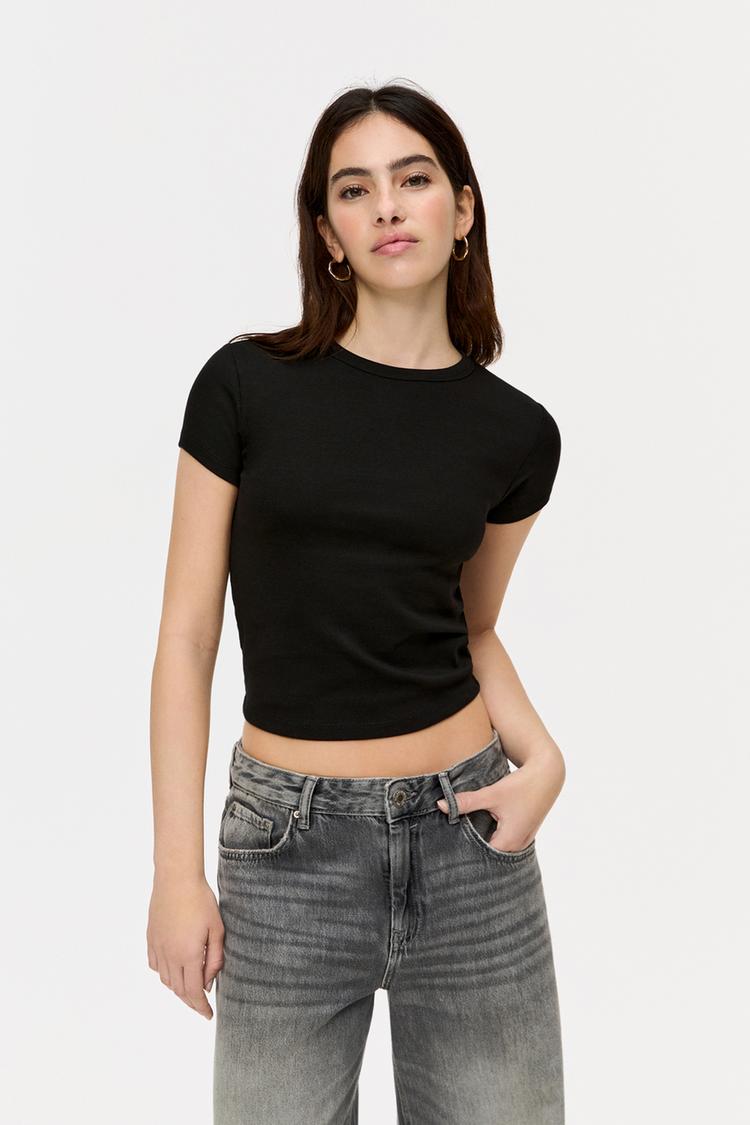 

Базовая приталенная футболка Pull And Bear, черный