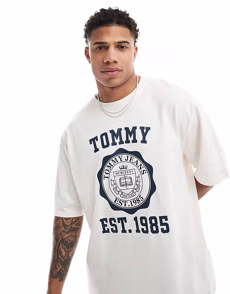 

Спортивная футболка с большим гербом, белая Tommy Jeans