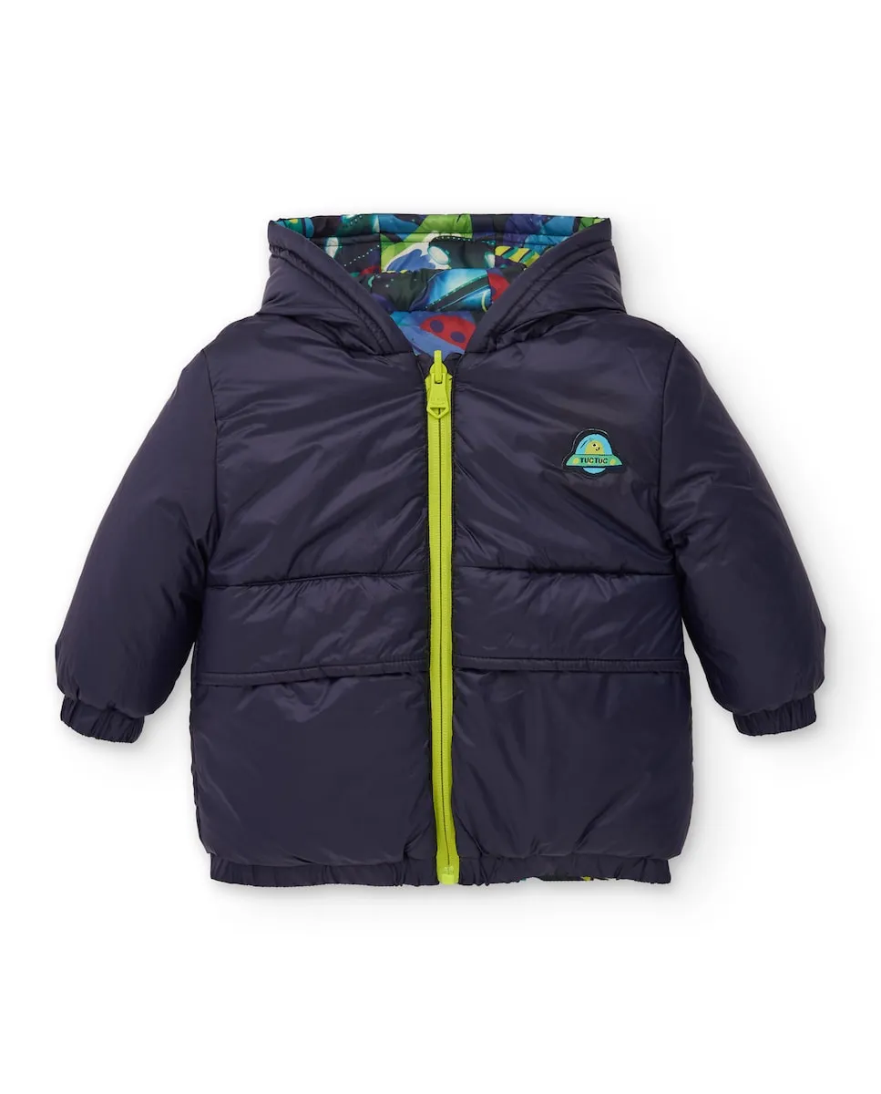 

Стеганое пальто для мальчика темно-синего цвета с капюшоном и деталями на космическую тему Tuc tuc