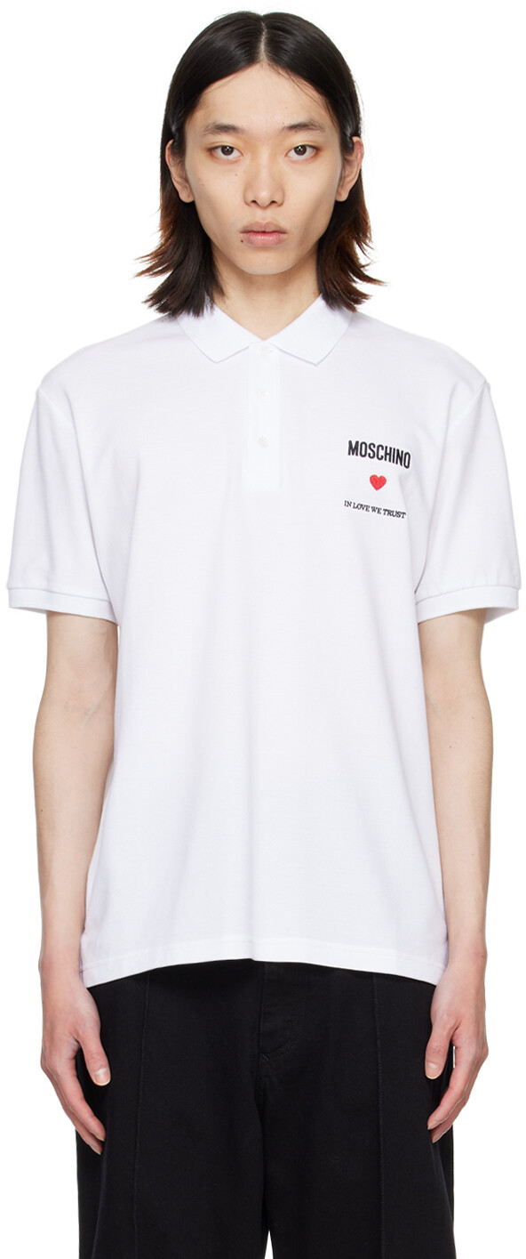 

Белая футболка-поло с надписью In Love We Trust Moschino