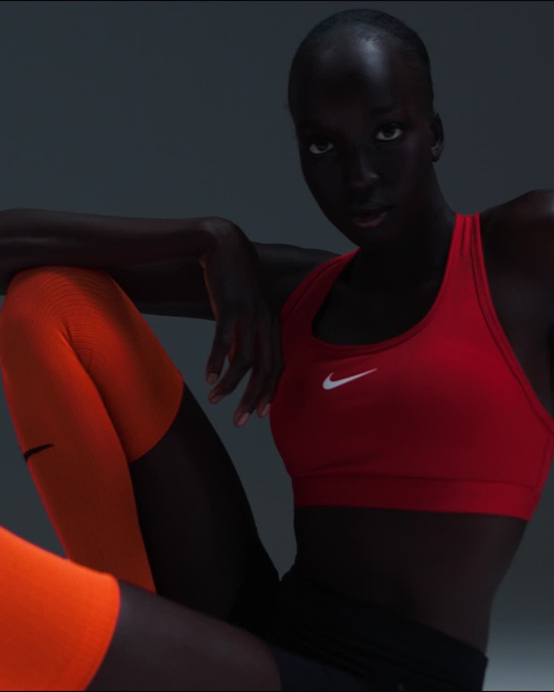 Спортивный бюстгальтер Nike Swoosh Medium Support, цвет University Red/White — фото 2