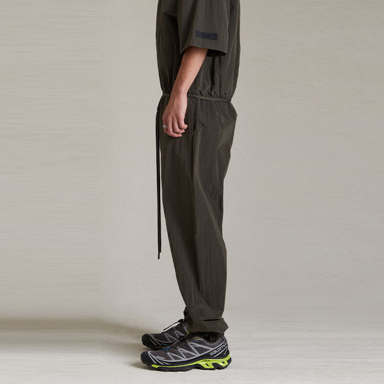 Спортивные штаны из мятого нейлона Fear Of God Essentials, черный — фото 4
