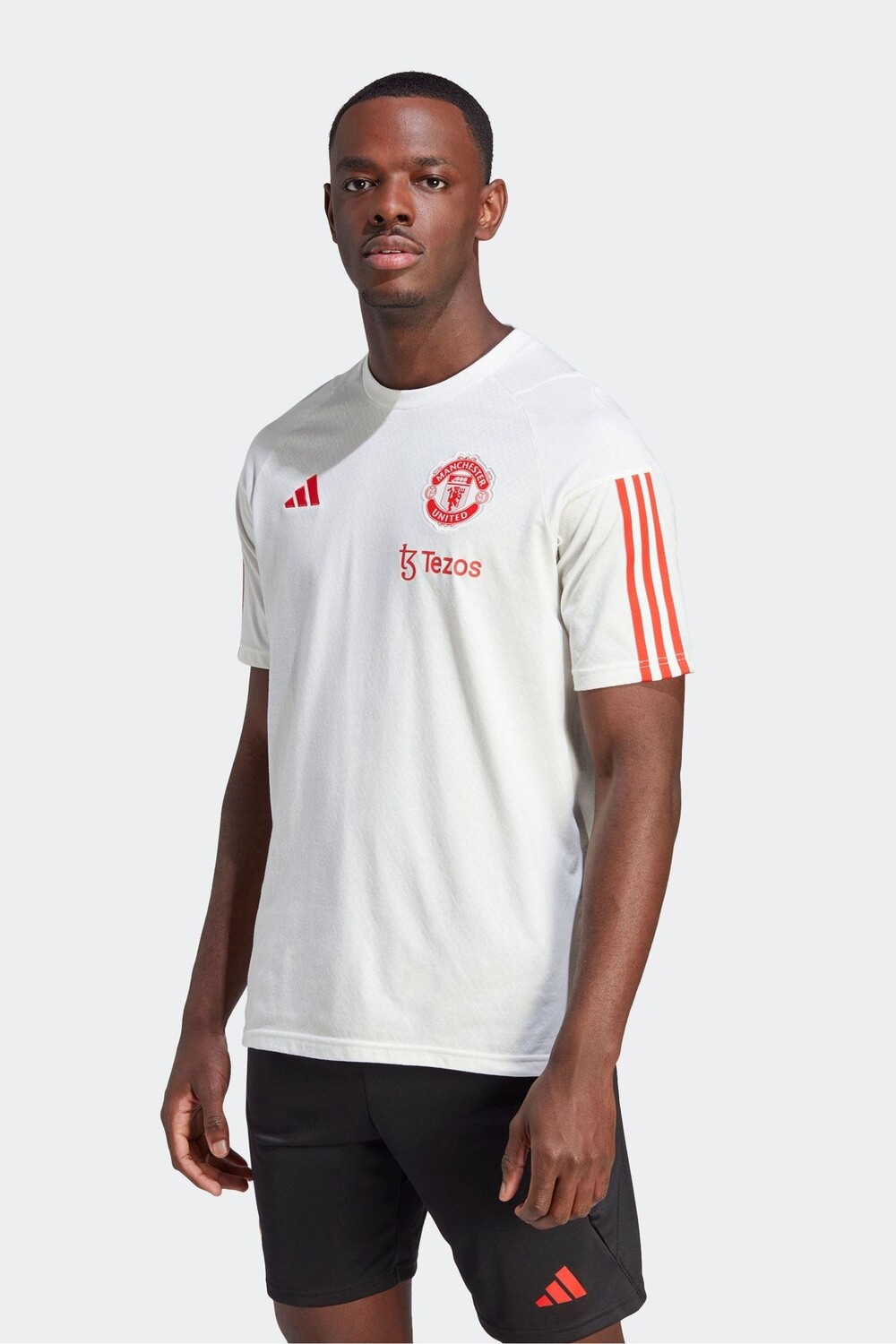 

Тренировочная футболка Manchester United Tiro 23 adidas, белый