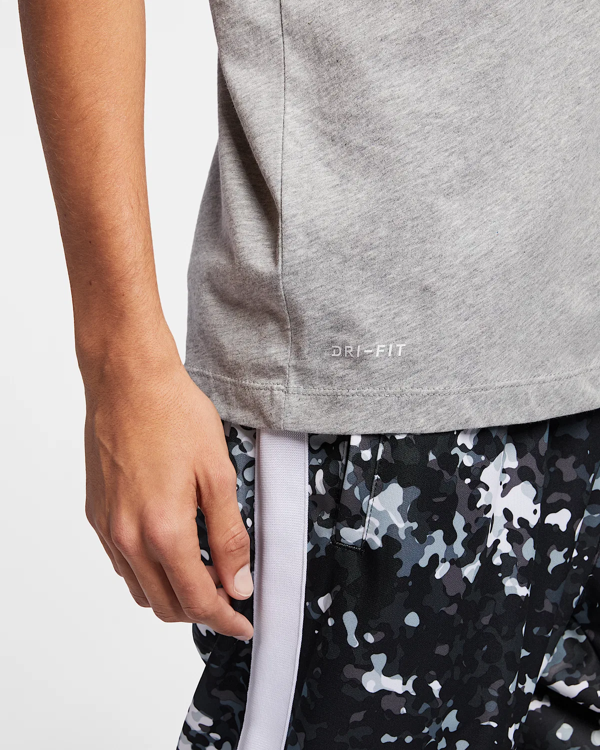 Мужская футболка Nike Sportswear, Dark Grey Heather/Black/White — фото 4