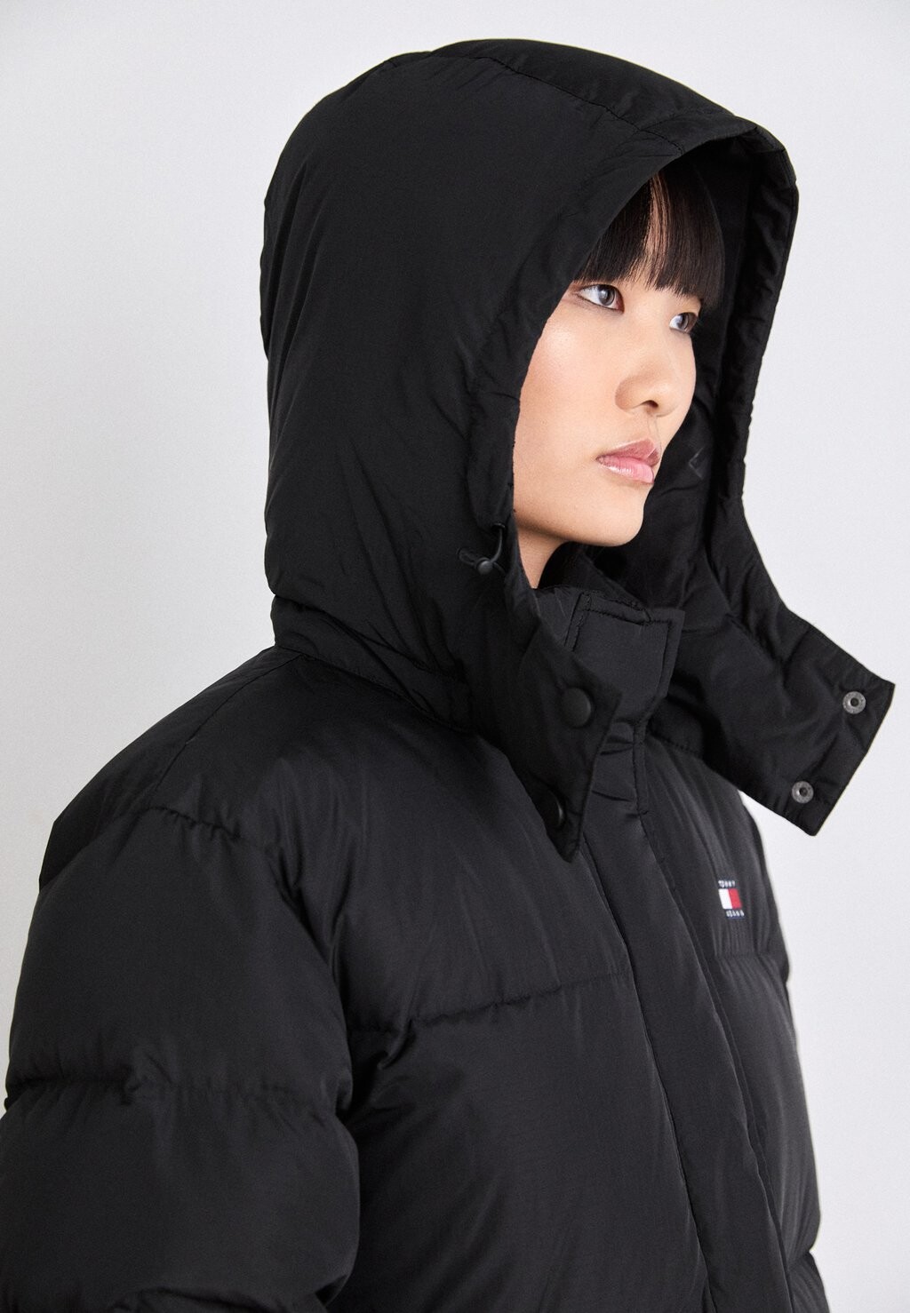 

Пуховое пальто ALASKA LONG PUFF Tommy Jeans, черный