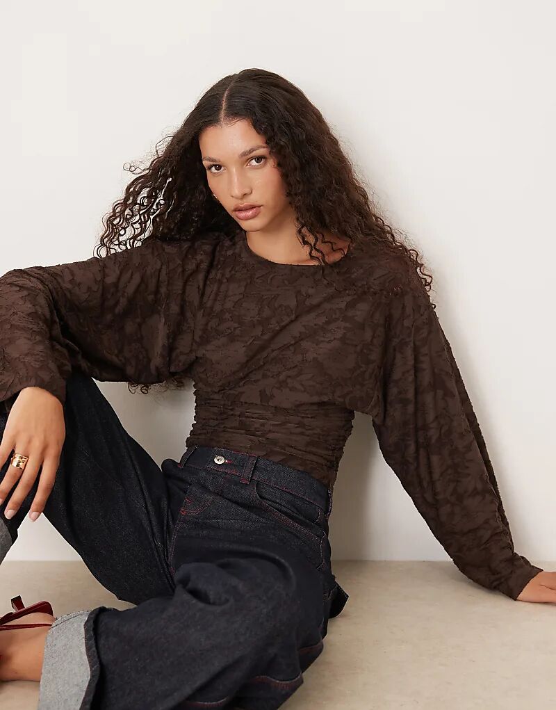 

Лонгслив Gina Tricot с длинными рукавами и фактурным принтом, круглый вырез, темно-коричневый цвет