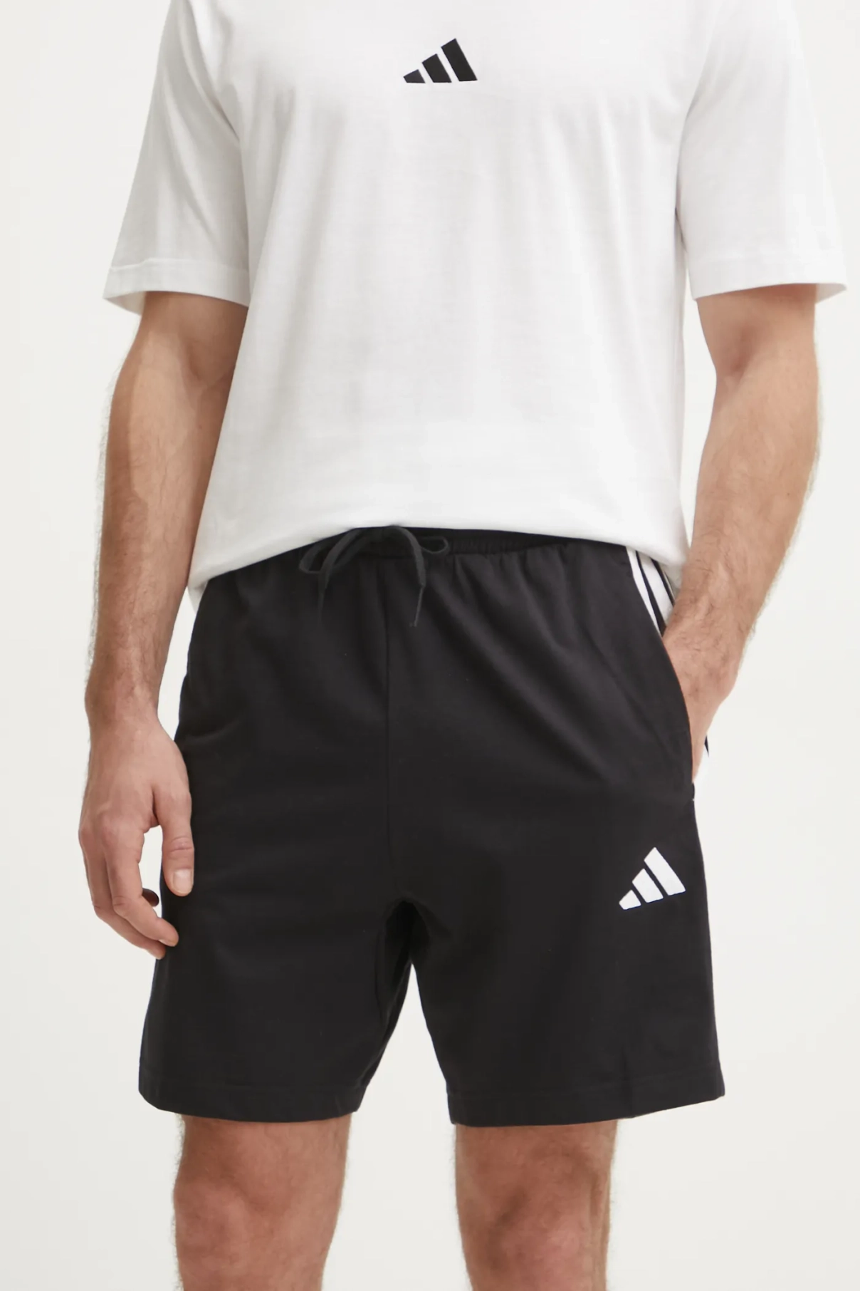 

Базовые шорты adidas, черный