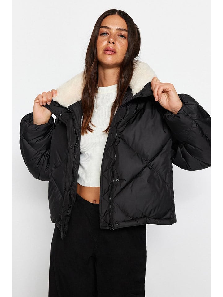 

Зимняя куртка черного цвета trendyol