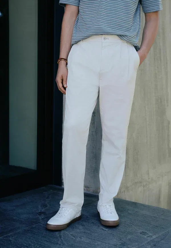 Брюки чинос Next, Regular tapered fit summerweight twin pleat, цвет кость — фото 3
