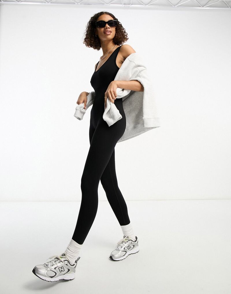 

Черный бесшовный комбинезон с глубоким вырезом на спине Miss Selfridge