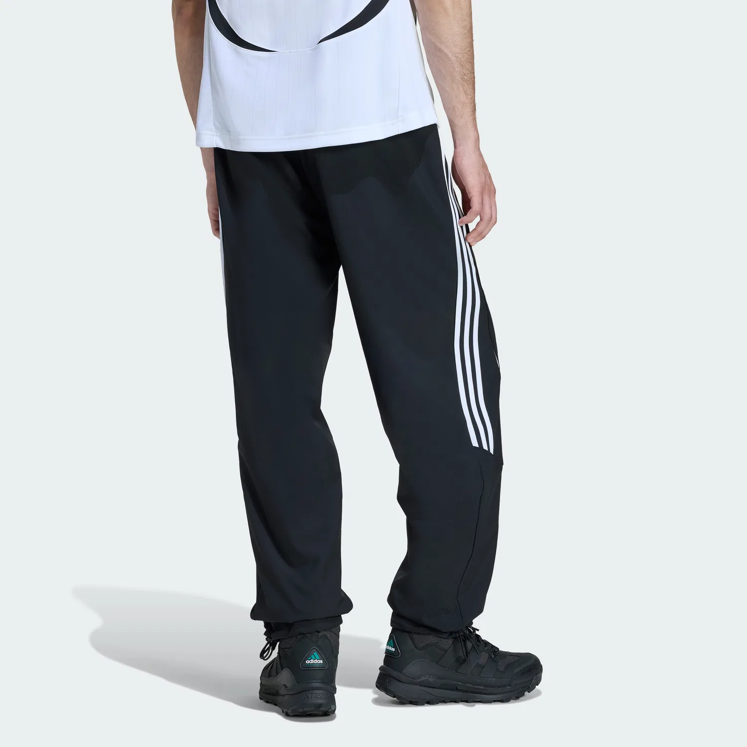 Мужские спортивные брюки Adidas Teamgeist Adicolor, чёрные с белым — фото 2