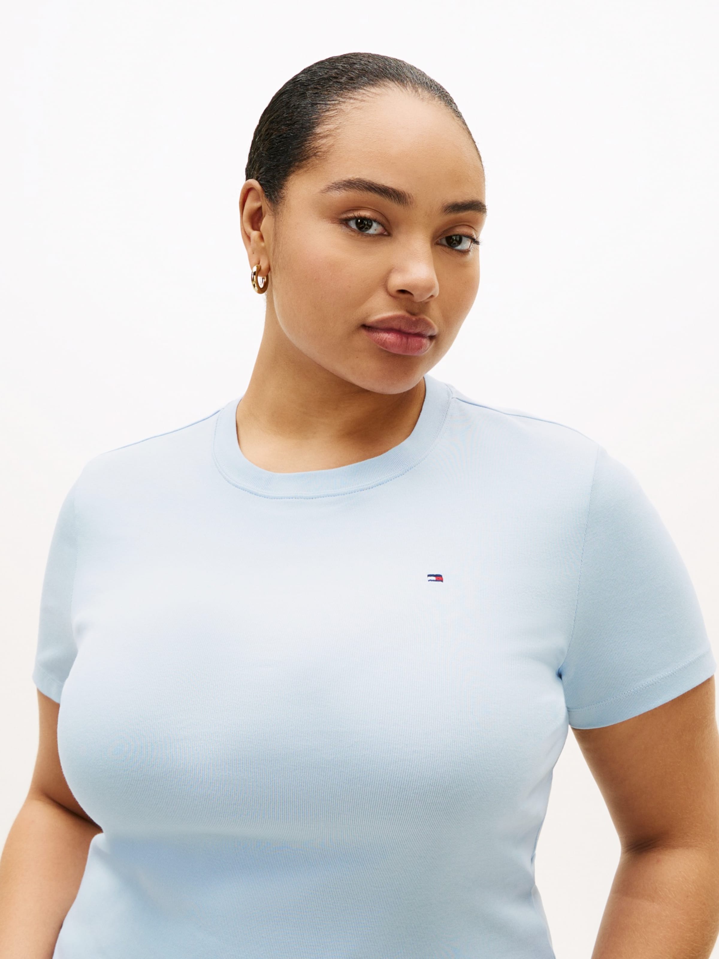 Tommy Hilfiger Curve Футболка 'Cody' в пастельно-голубом цвете — фото 2