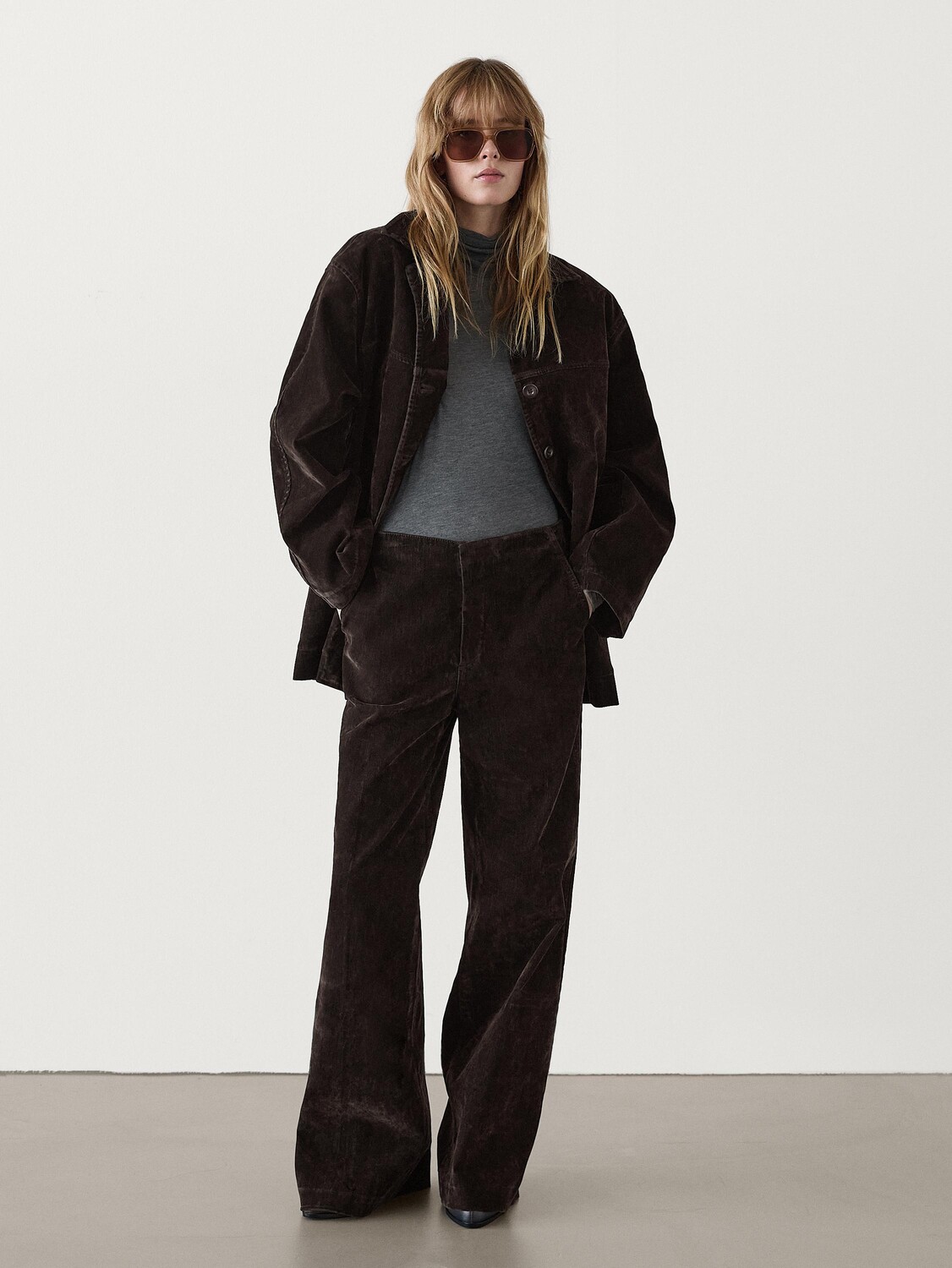 

Расклешенные брюки из бархатистой ткани Massimo Dutti, коричневый
