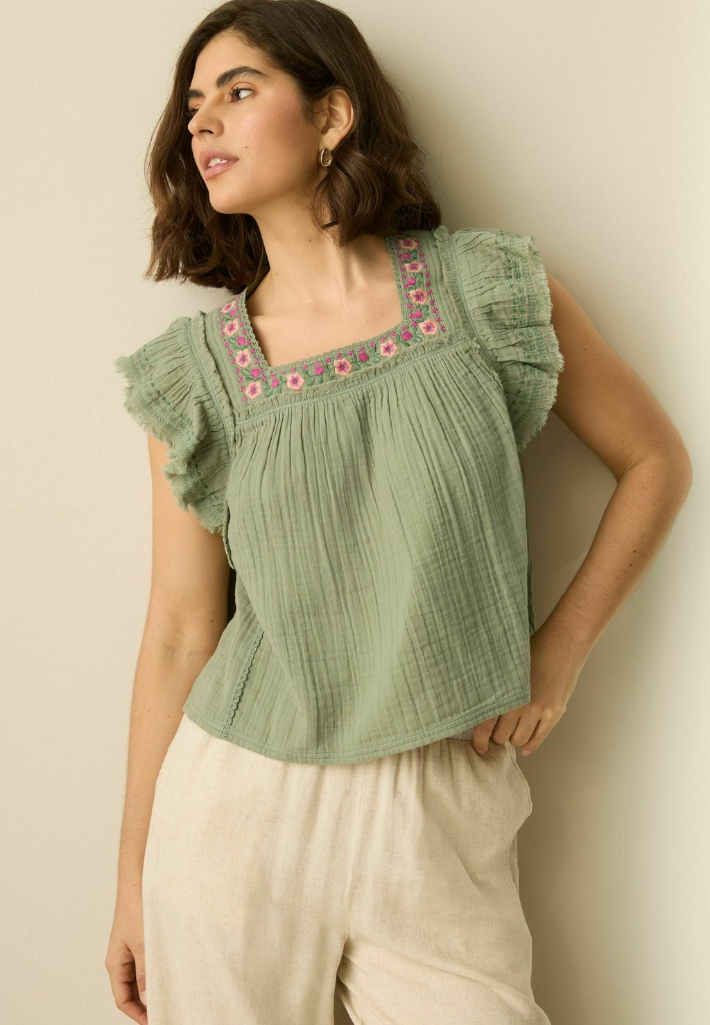 

Блуза REGULAR FIT - SOFT SHORT SLEEVE EMBROIDERED SQUARE NECK Next, зеленый