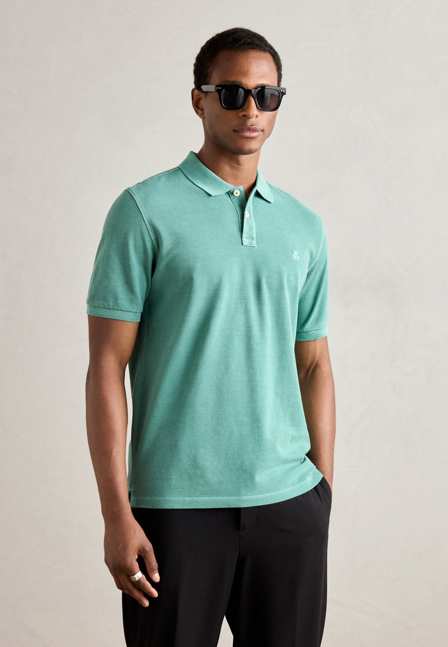 

Поло Marc O'Polo SHORT SLEEVE SLITS AT HEM EMBROIDERY, Eucalyptus/Dark Green