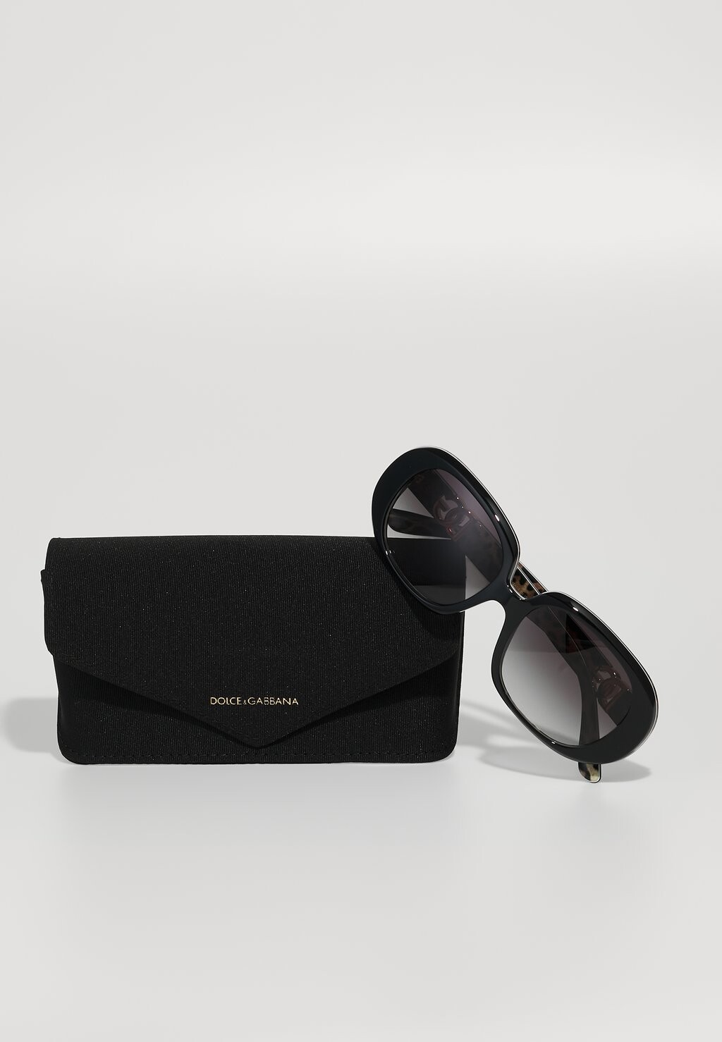 

Солнцезащитные очки Dolce&Gabbana, черный