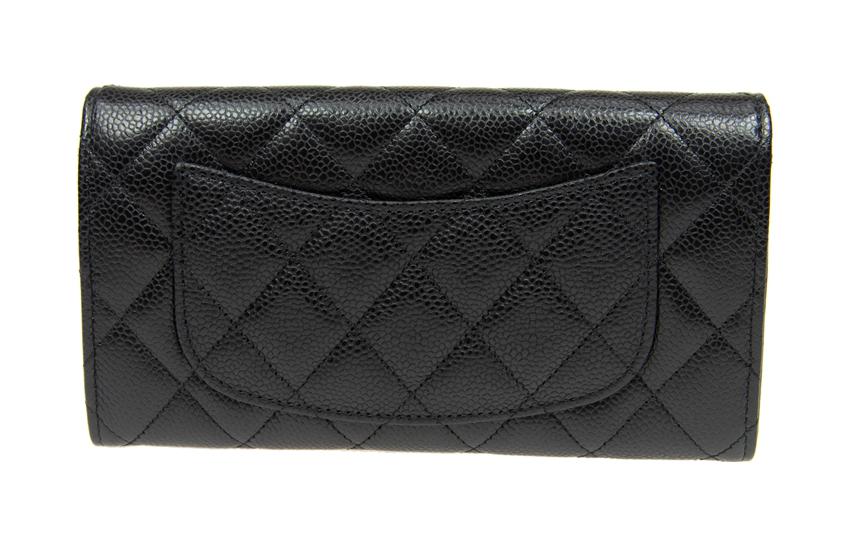 CHANEL Кожаный картхолдер с тиснением под зерно и металлической вставкой — фото 4