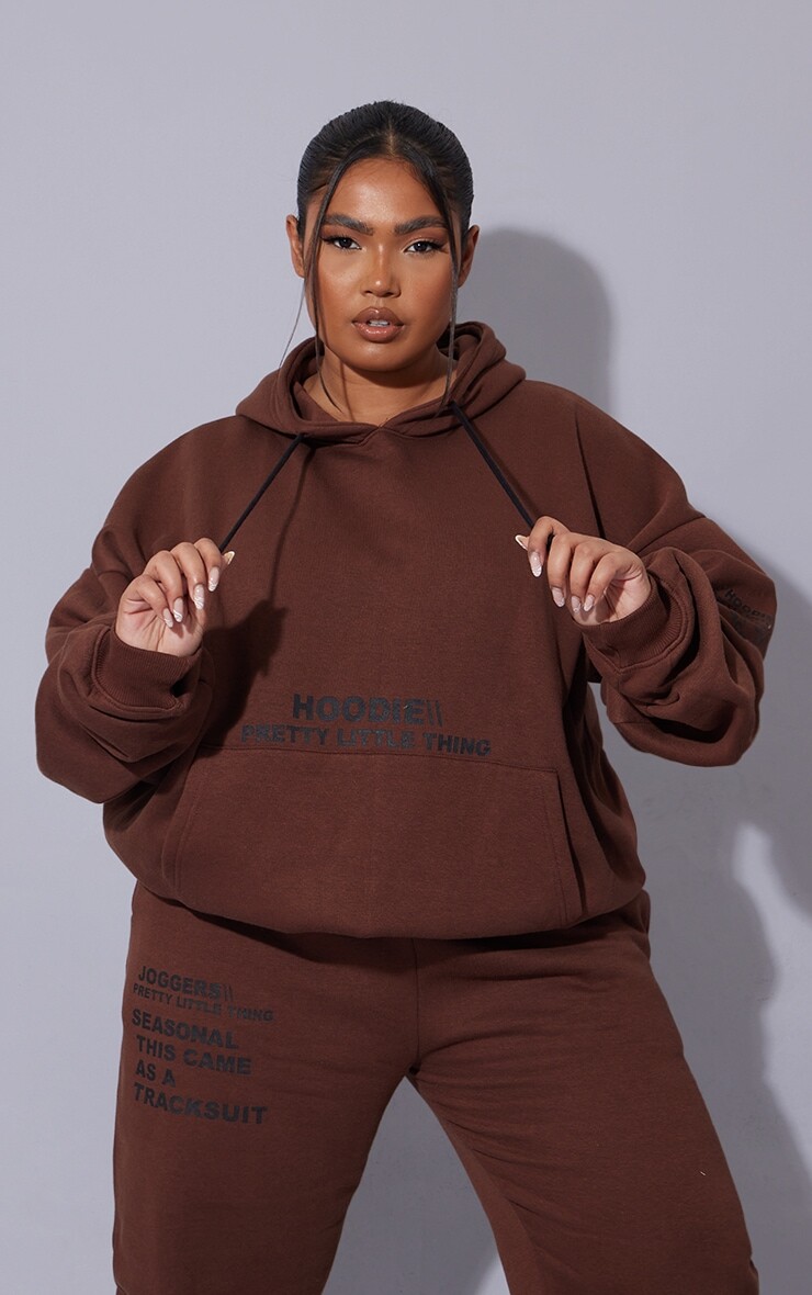 

PrettyLittleThing Plus Шоколадный объемный худи с надписью и карманами спереди