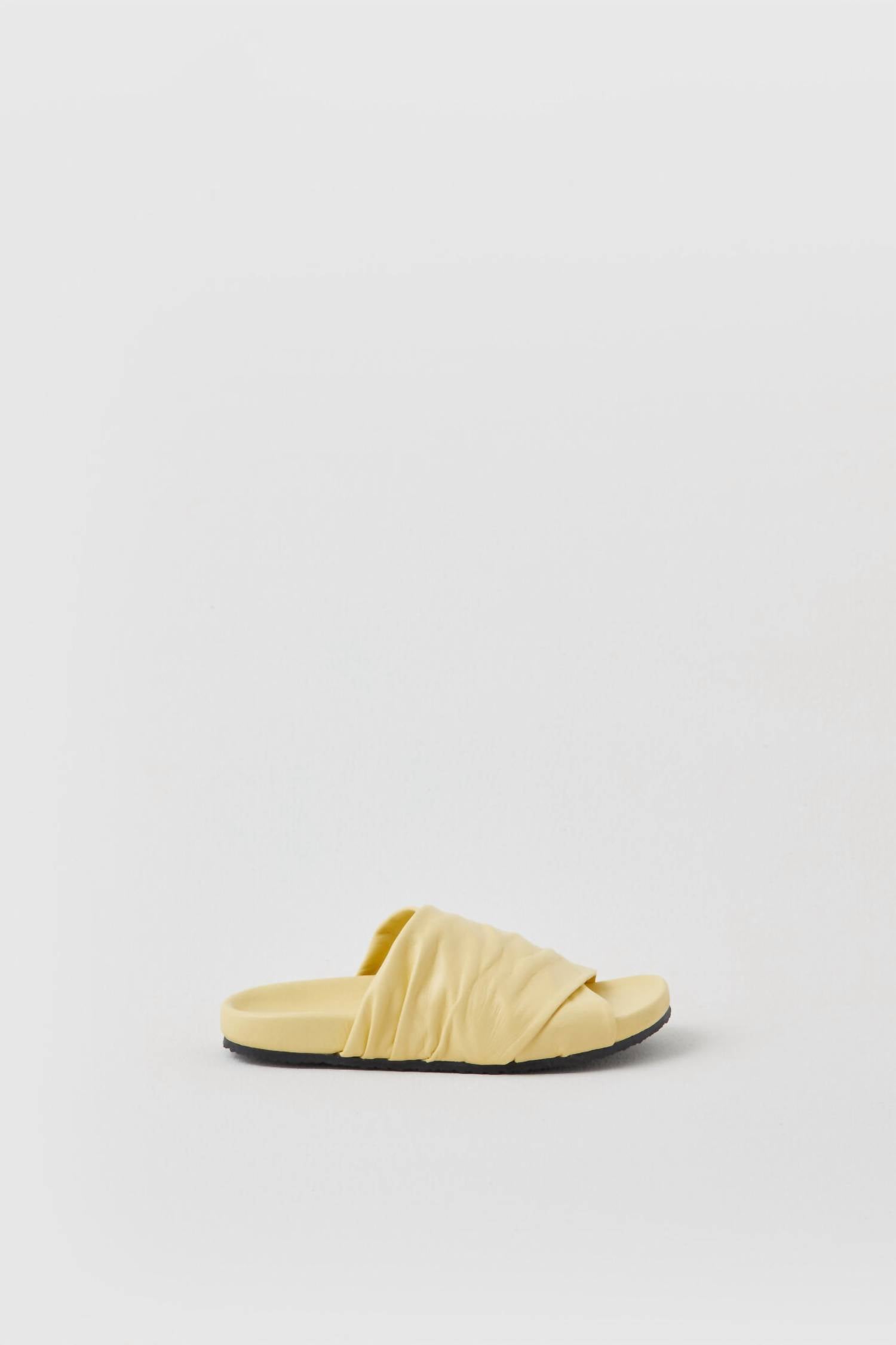 Женские итальянские кожаные сандалии Cross в цвете Yellow Orchid CLOSED
