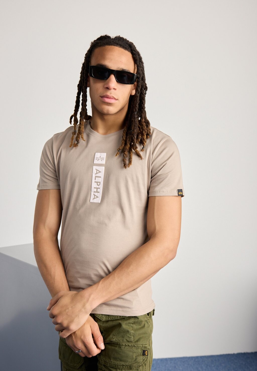 

Футболка с принтом Alpha Industries, цвет vintage sand
