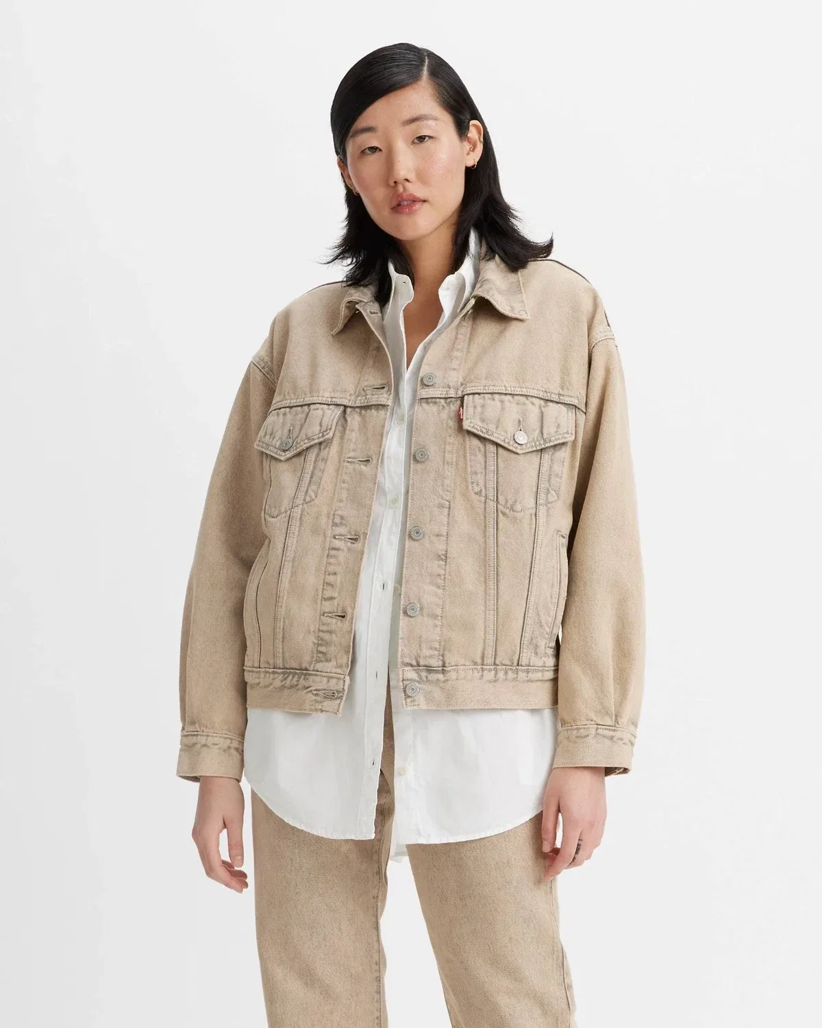 Женская джинсовая куртка Levi's в стиле 90-х, бежевого цвета, с длинными рукавами и накладными карманами, модель GBO2139, Beige — фото 2
