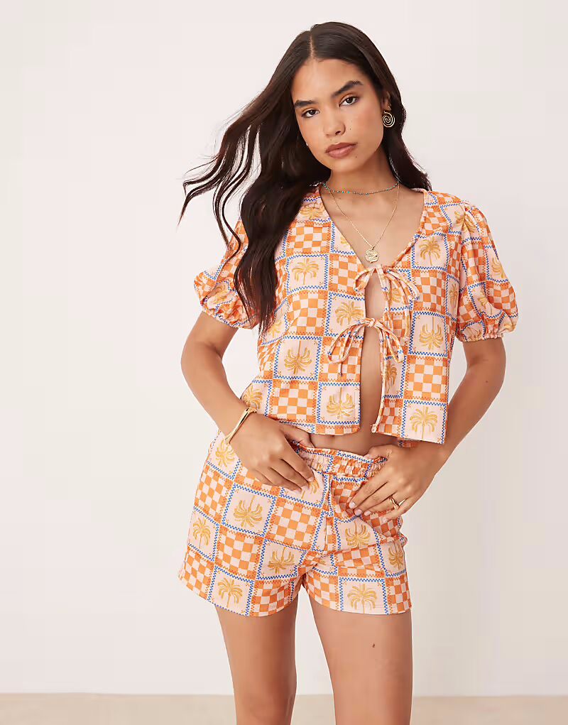 

Топ ASOS DESIGN с рукавами-фонариками, завязкой спереди, с праздничным принтом в виде пальм