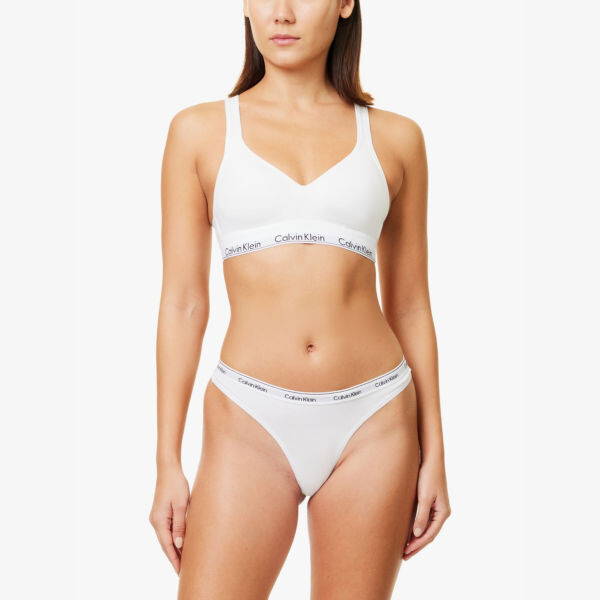 Современные стринги с низкой посадкой из эластичного хлопка с логотипом Calvin Klein, белый — фото 2