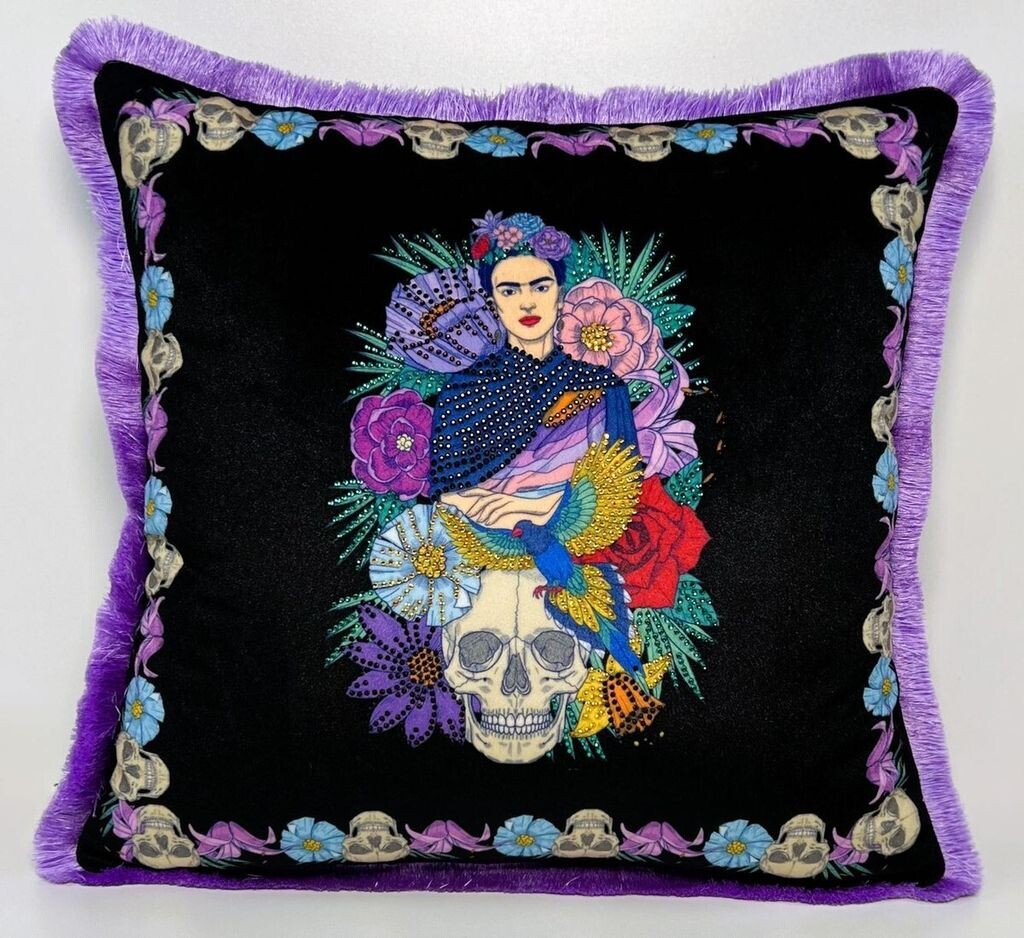 

Роскошная декоративная подушка Frida Kahlo от Casa Padrino со стразами разноцветного/черного/фиолетового цвета Frida Kahlo by Casa Padrino
