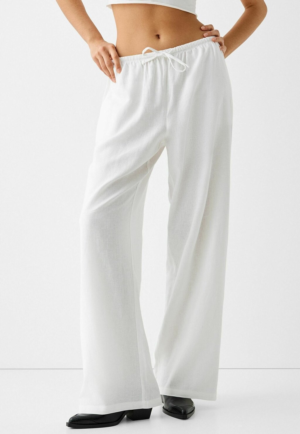 

Брюки STRAIGHT-LEG WITH AN ELASTIC WAIST Bershka, цвет white