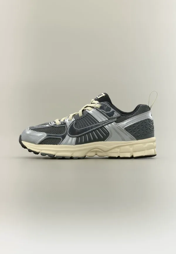Унисекс кроссовки vomero 5 bp Nike Sportswear, Iron Grey/Chrome/Metallic Silver-Coloured/Coconut Milk