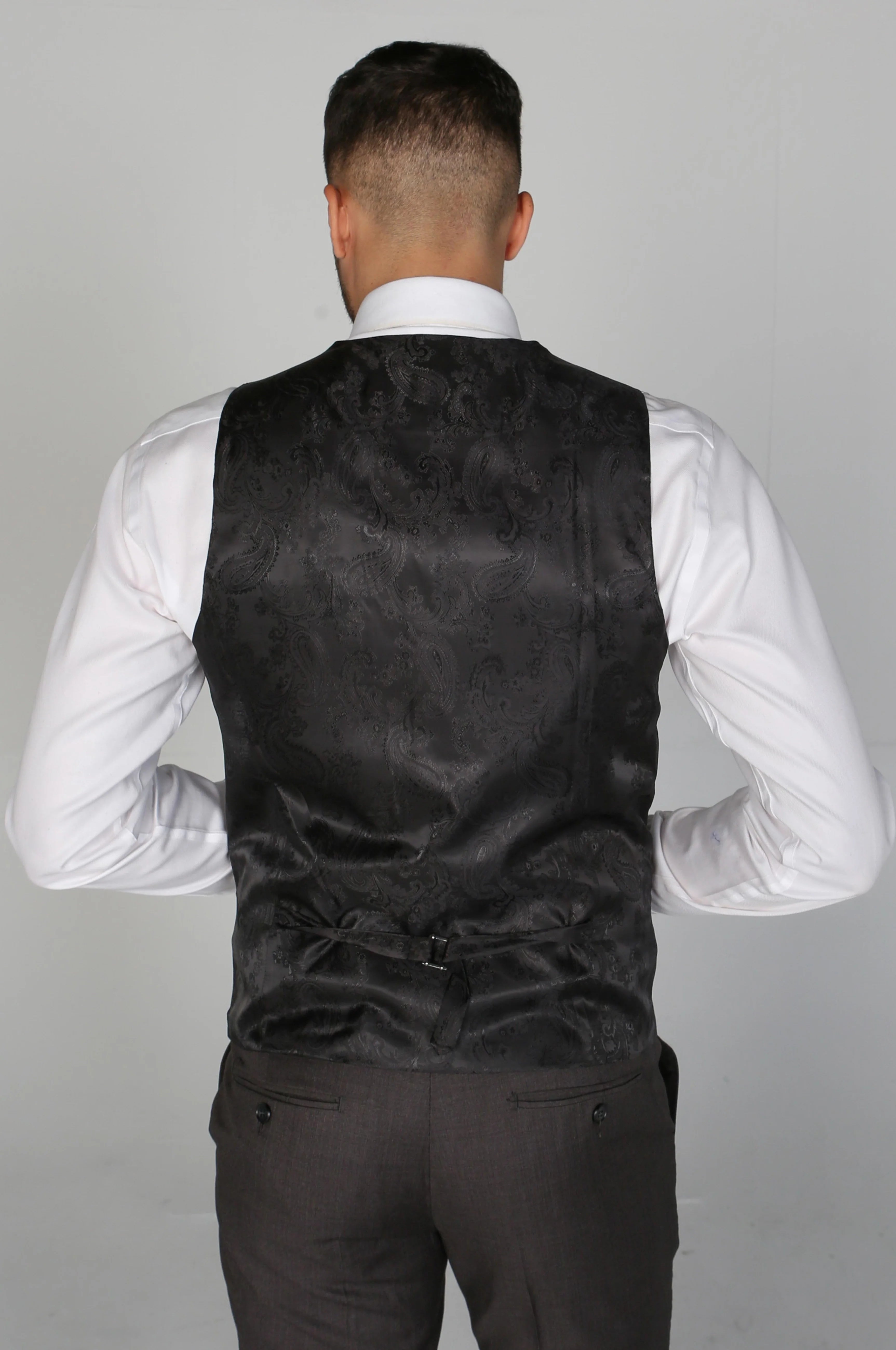

Летний жилет Charles Plain Charcoal Paul Andrew