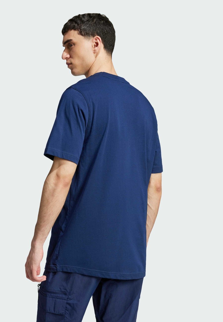 Футболка Adidas Originals TREFOIL TEE, Night Indigo/Dark Blue — фото 2