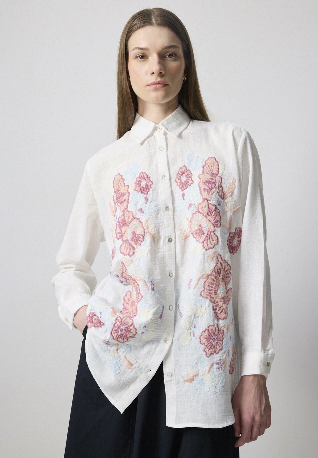 

Блузка на пуговицах WITH EMBROIDERY DETAILS Touché Privé, кремовый
