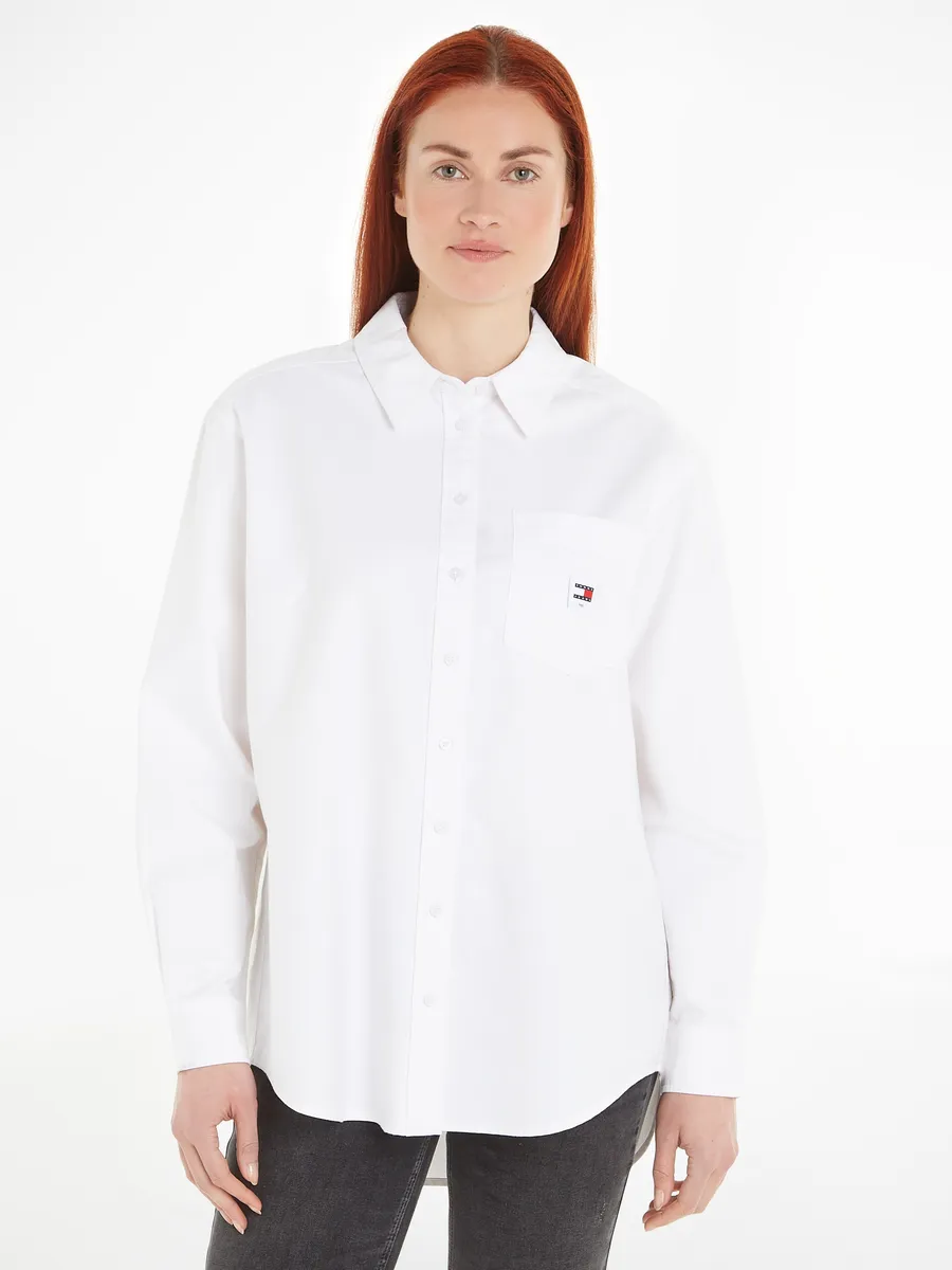 

Блузка-топ Tommy Jeans "TJW BADGE BOYFRIEND SHIRT" с вышитым логотипом, белый