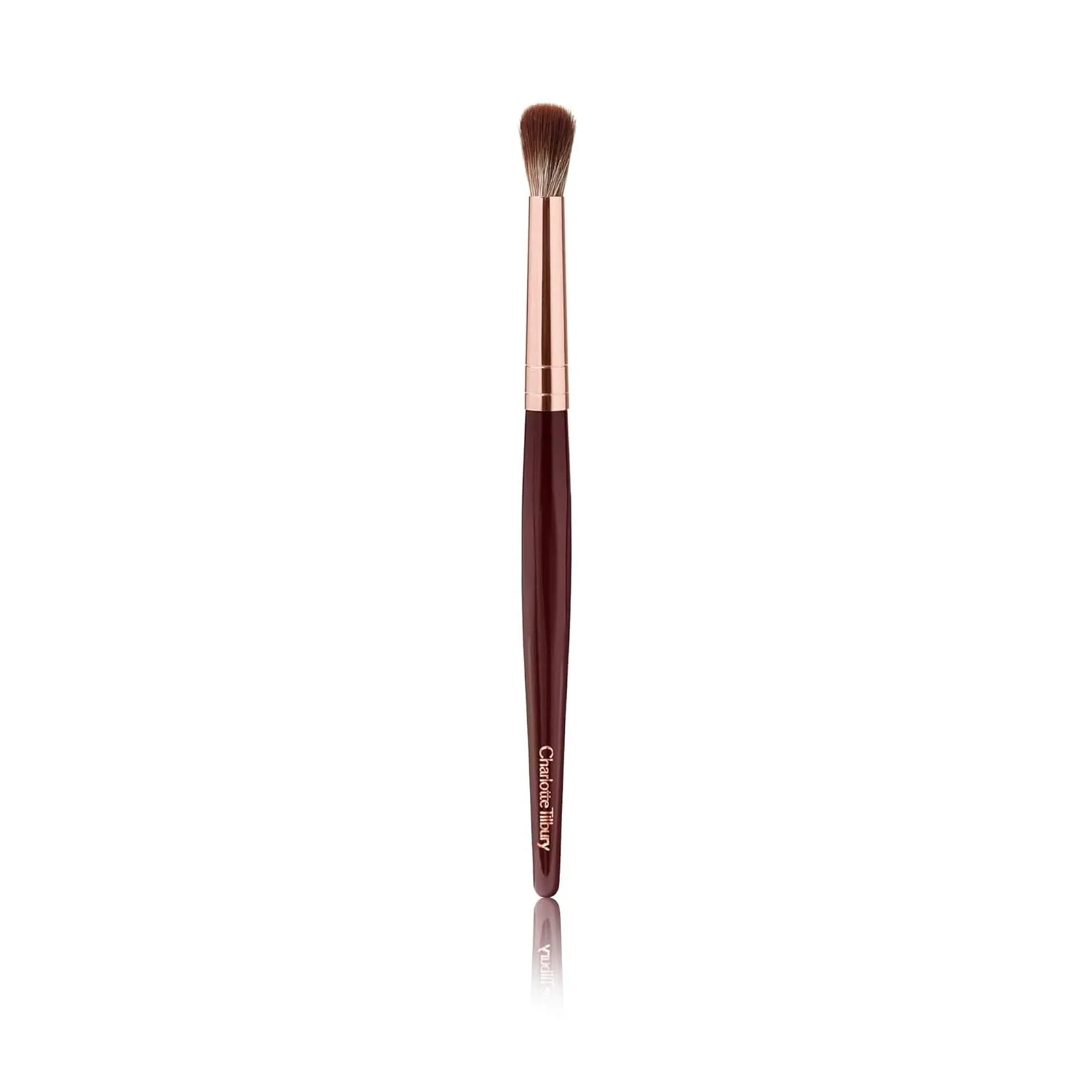 Кисть для растушевки теней Charlotte Tilbury Eye Blender с ультрамягкой синтетической щетиной для создания дымчатого макияжа в отделке Rose Gold и Night Crimson, Rose Gold & Night Crimson