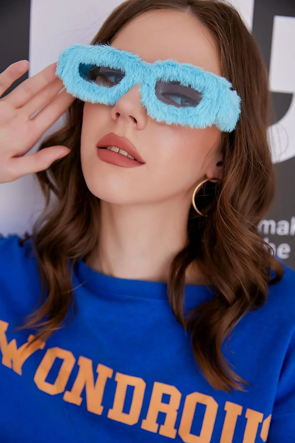 

FEISEDY Женские плюшевые пушистые маленькие прямоугольные солнцезащитные очки в стиле панк, мягкие бархатные очки ручной работы для вечеринок и косплея B4093, Blue