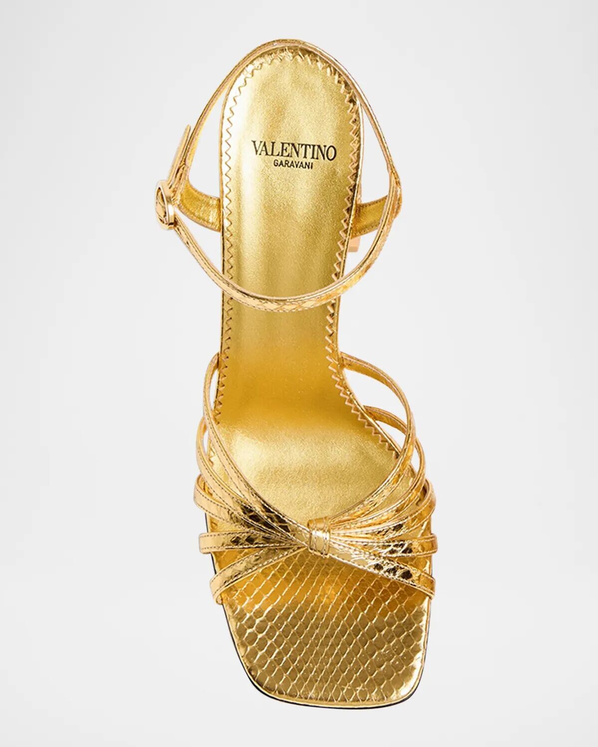 Сандалии с металлизированным ремешком на щиколотке и драгоценными камнями Valentino Garavani, цвет Vintage Gold/Crystal — фото 4