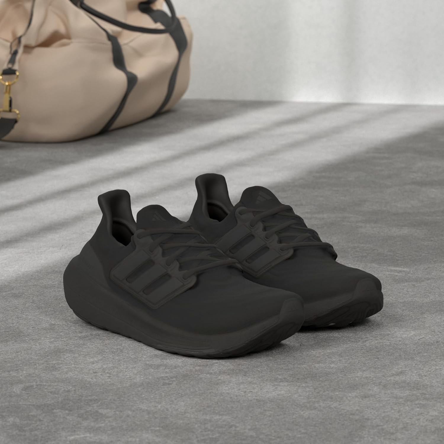Мужские кроссовки для бега adidas Ultraboost Light, черный — фото 2