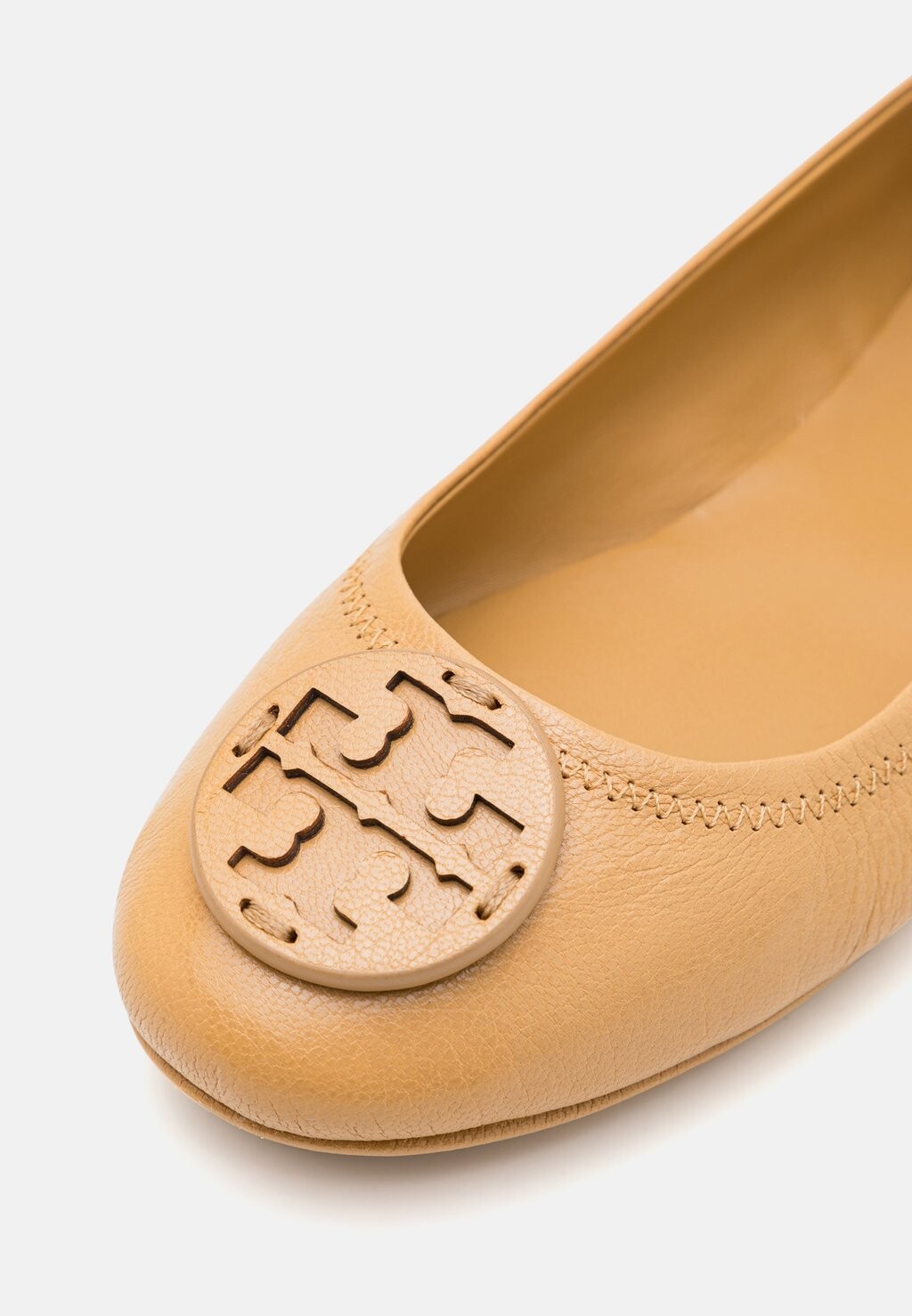 

Балетки MINNIE TRAVEL BALLET Tory Burch, кремовый