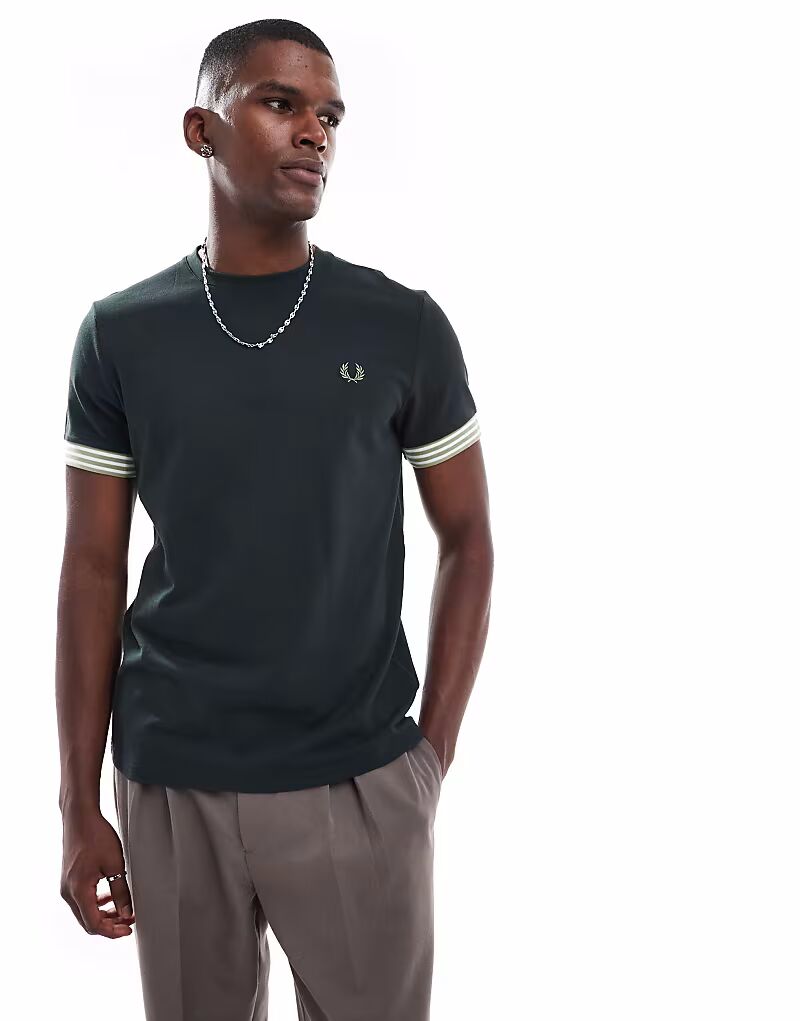 

Футболка Fred Perry с полосками на манжетах темно-зеленого цвета