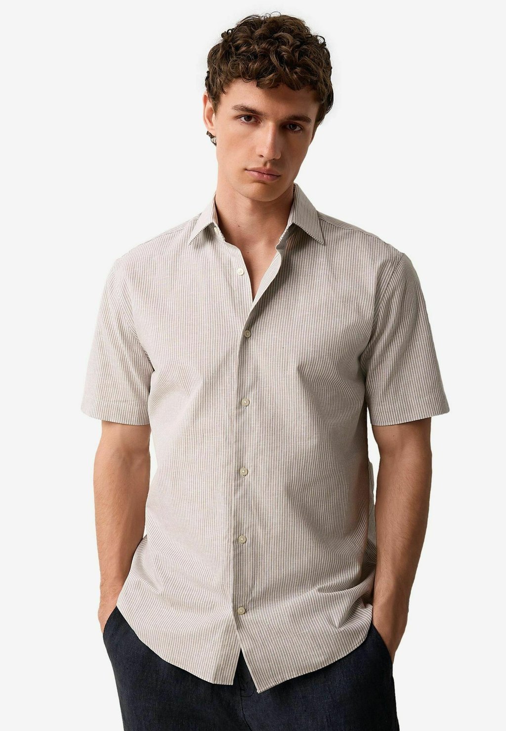 

Рубашка REGULAR FIT SHORT SLEEVE CUTAWAY COLLAR Next, светло-коричневый