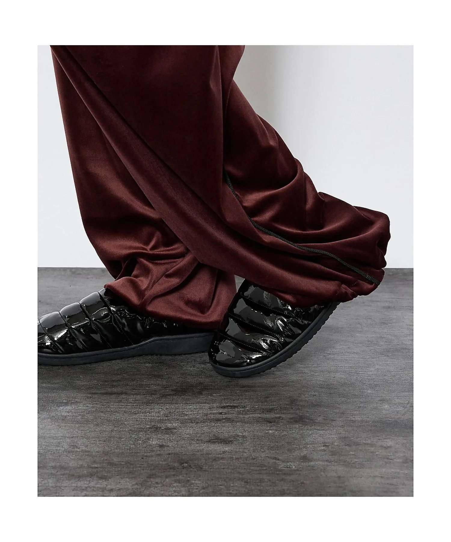 SB041 VAMP ENAMEL / Эмалированные пуховые сандалии Abahouse Lastword, Black and other colors 1