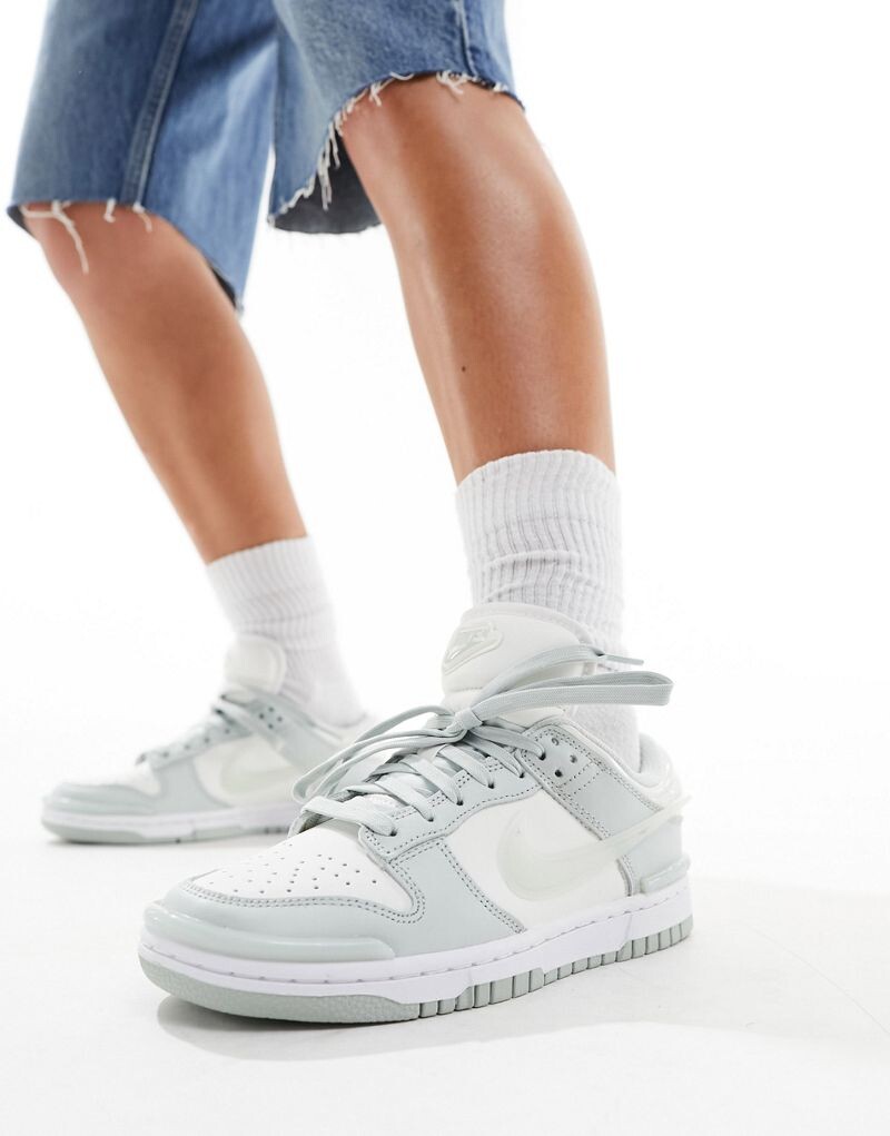 

Серебристые кроссовки Nike Dunk Low Twist