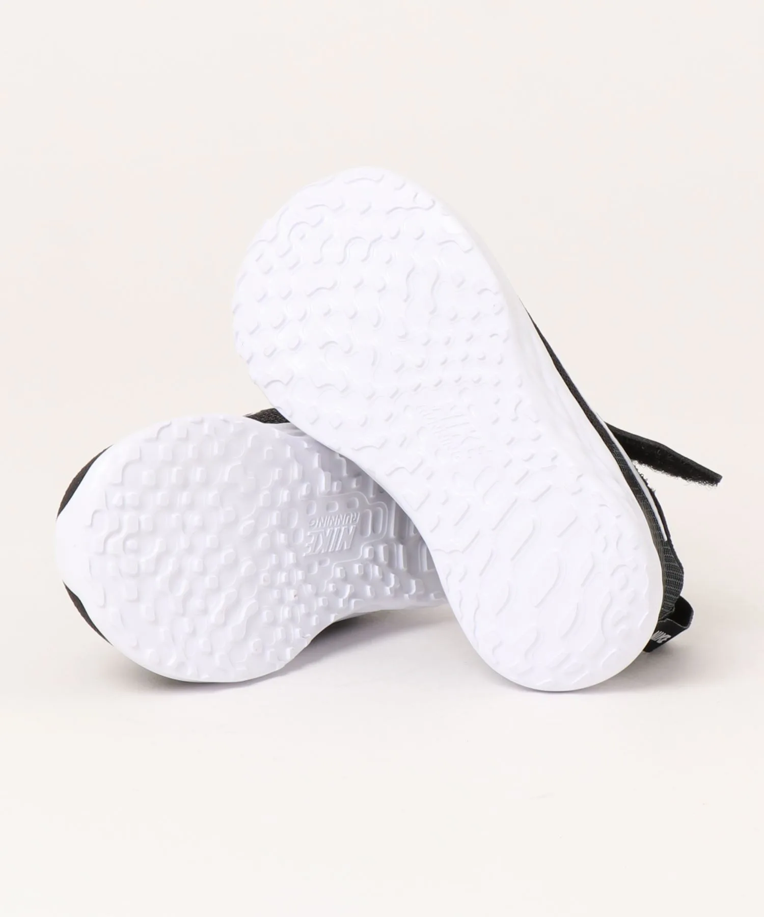 Детские кроссовки с удобной посадкой Nike Revolution 6 Next Nature TDV чёрно-белые — фото 3