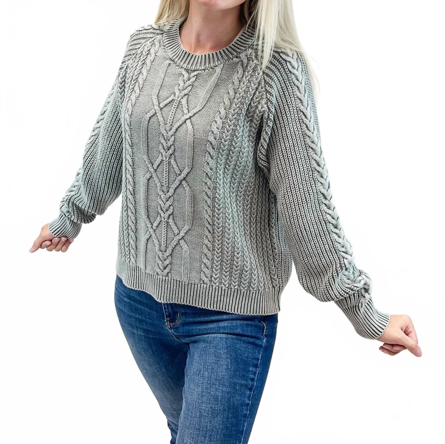 

Свитер Dream Cable-Knit в цвете Dusty Sage Mystree, Dusty Sage