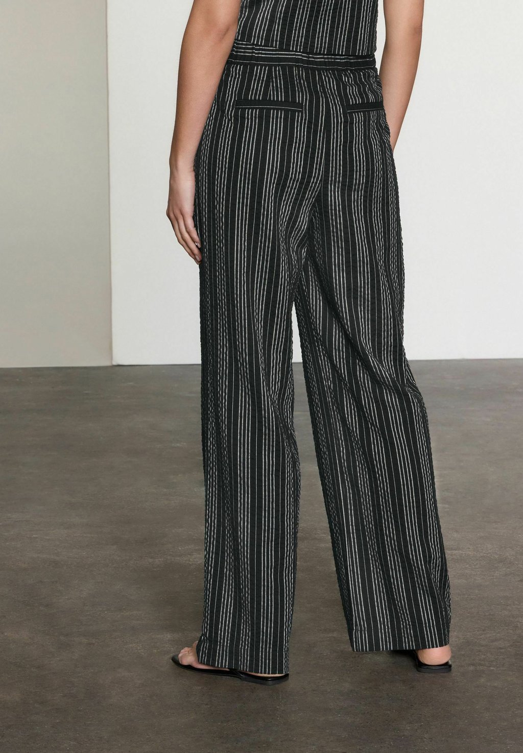 Брюки STRAIGHT TEXTURED STRIPED Next, черный — фото 3