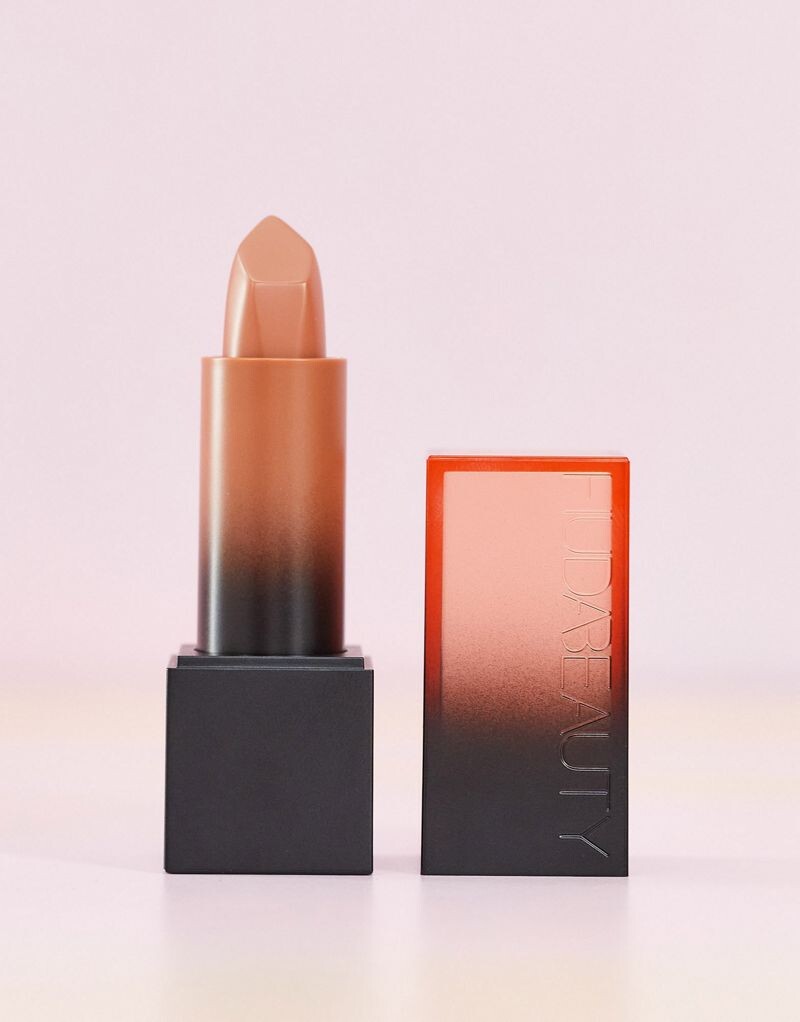 

Huda Beauty – Power Bullet Cream Glow – Сливочная губная помада – Bossy Brown Rajah, Rajah