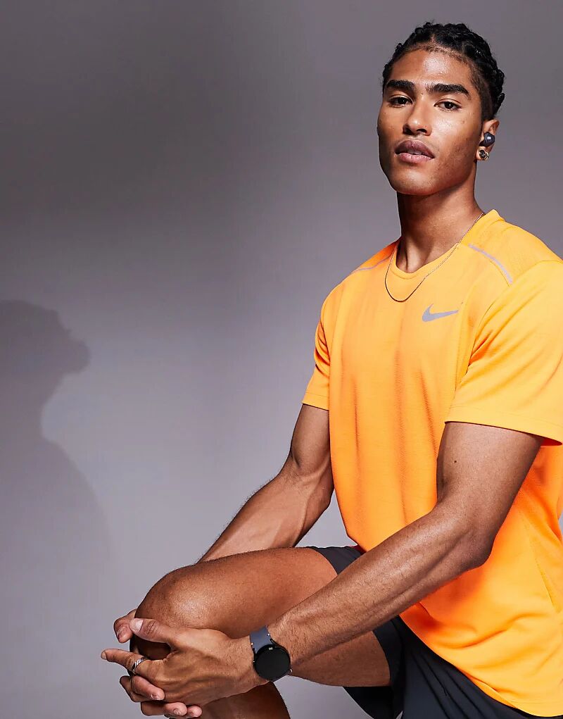 

Футболка Nike Running Miler Dri-FIT оранжевого цвета