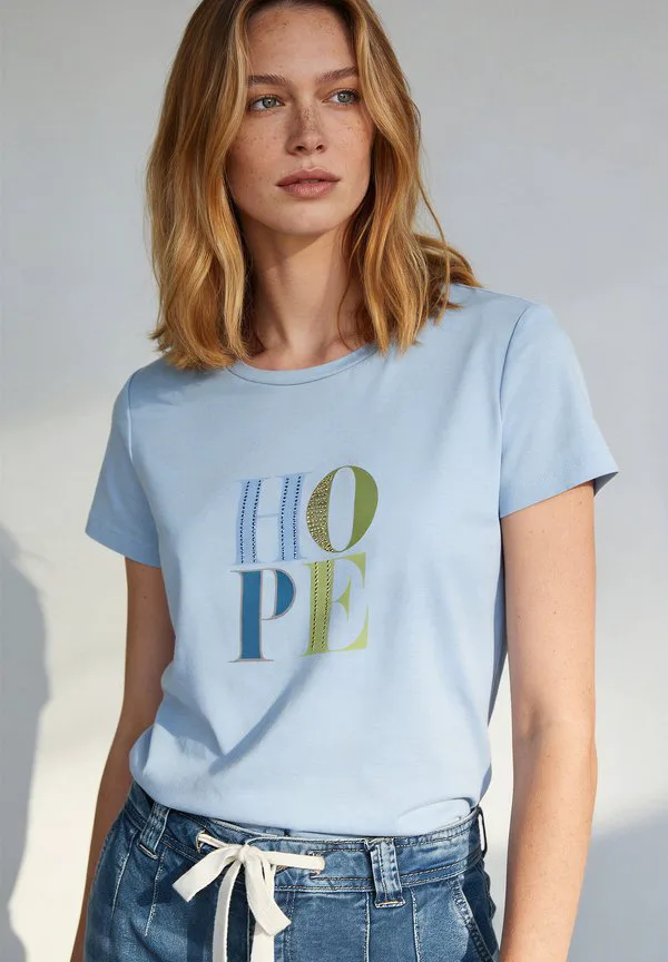 

Футболка с принтом glanzsteinchenschrift More & More, Cloudblue, Синий, Футболка с принтом glanzsteinchenschrift More & More, Cloudblue